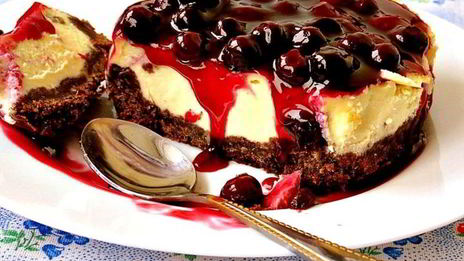 мини-чизкейки с черничным соусом