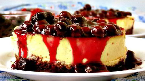 мини-чизкейки с черничным соусом