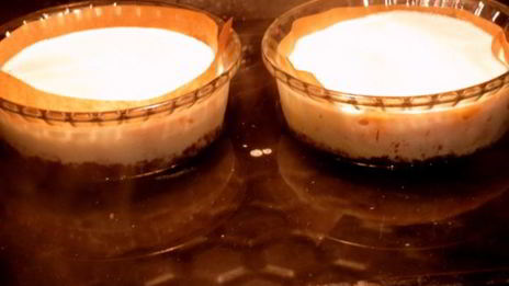 мини-чизкейки с черничным соусом