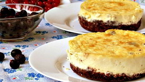 мини-чизкейки с черничным соусом