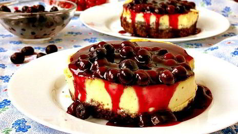 мини-чизкейки с черничным соусом