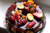 Шоколадный чизкейк в глазури с фруктами