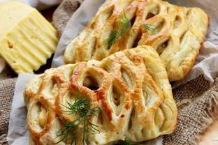 Дрожжевые слойки с курицей и сыром