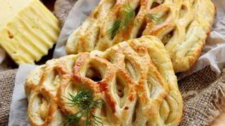 Дрожжевые слойки с курицей и сыром