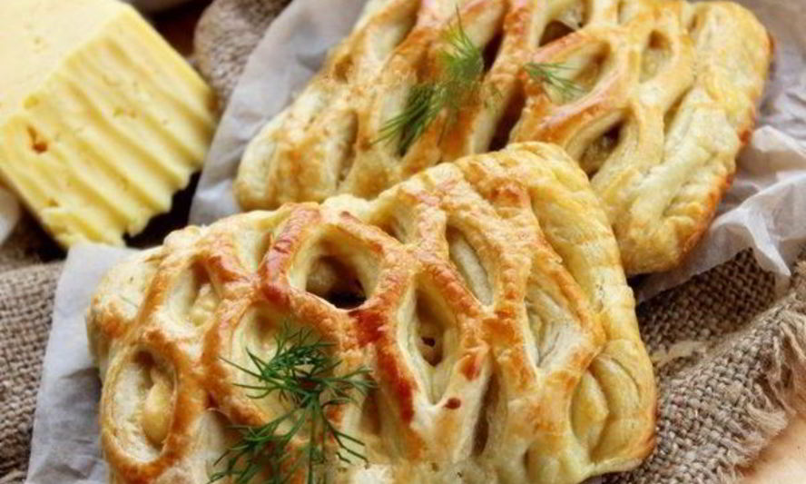 Рецепт дрожжевые слойки с курицей и сыром