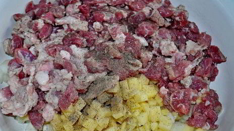 капустные конвертики со свининой и овощами