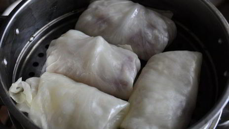 капустные конвертики со свининой и овощами