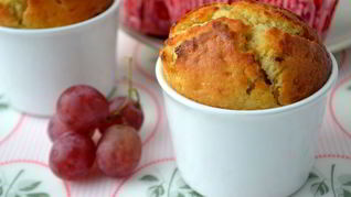 Ароматные кексы с красным виноградом и дор блю