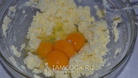 капкейки с карамельно-сливочным кремом и орехами