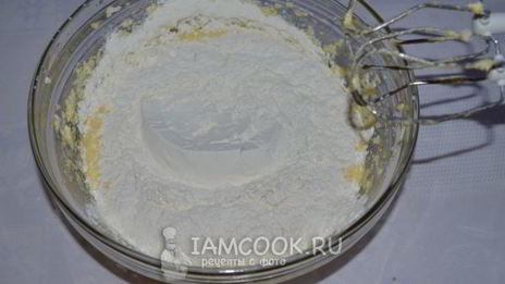 капкейки с карамельно-сливочным кремом и орехами