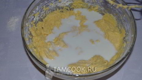 капкейки с карамельно-сливочным кремом и орехами