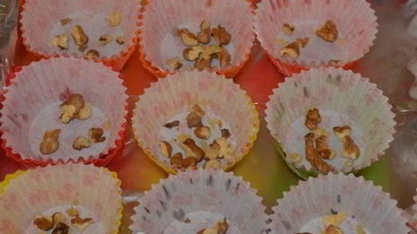 капкейки с карамельно-сливочным кремом и орехами