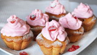 Капкейки с вяленой вишней и взбитыми сливками