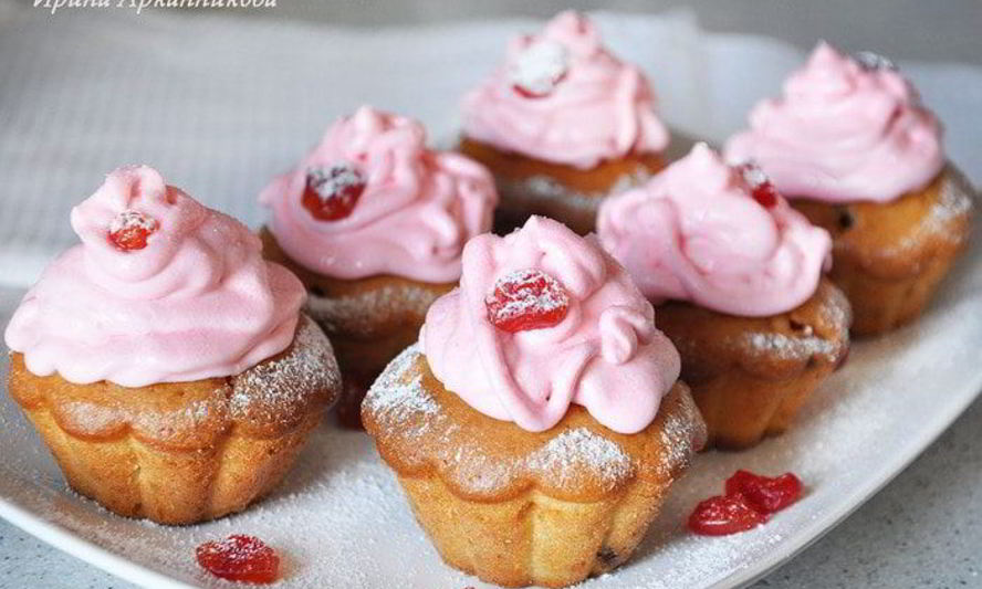 Рецепт капкейки с вяленой вишней и взбитыми сливками