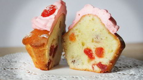 капкейки с вяленой вишней и взбитыми сливками