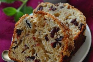 Кекс дрожжевой с вяленой клюквой и крошкой