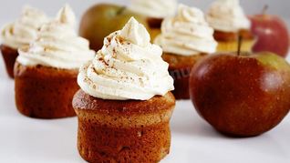 Кекс с яблоками и корицей