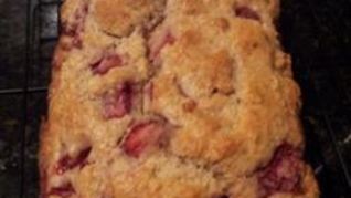 Кекс с замороженной клубникой