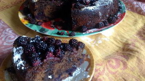 кофейный кекс с черникой, ежевикой и кардамоном