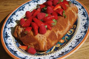 Малиновый кекс с ягодным соусом