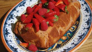 Малиновый кекс с ягодным соусом