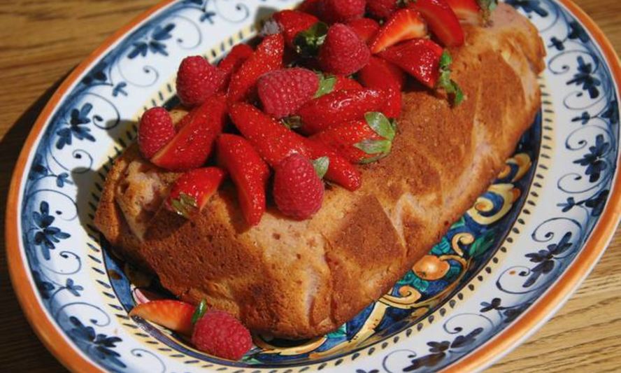 Рецепт малиновый кекс с ягодным соусом