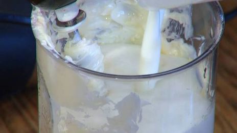 малиновый кекс с ягодным соусом