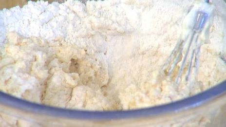 малиновый кекс с ягодным соусом