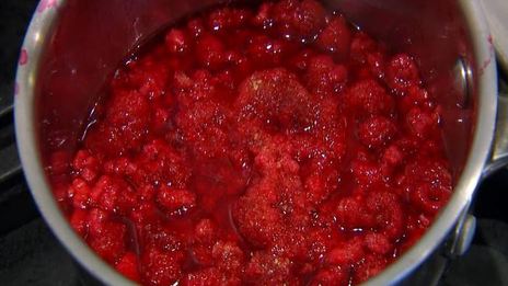 малиновый кекс с ягодным соусом