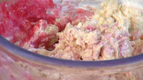 малиновый кекс с ягодным соусом