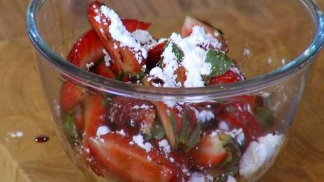 малиновый кекс с ягодным соусом