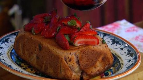 малиновый кекс с ягодным соусом