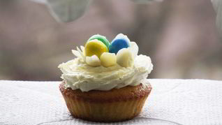 Пасхальные апельсиновые капкейки с ромовым кремом