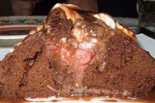 Шоколадный кекс с клубникой и взбитыми сливками