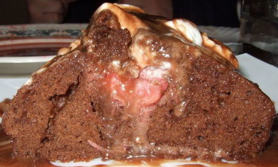 Рецепт шоколадный кекс с клубникой и взбитыми сливками