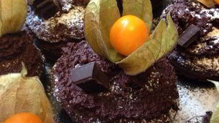 Шоколадные капкейки с физалисом