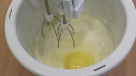 творожный кекс с яблоками и вяленой клюквой