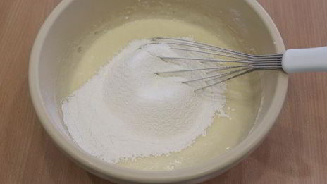 творожный кекс с яблоками и вяленой клюквой