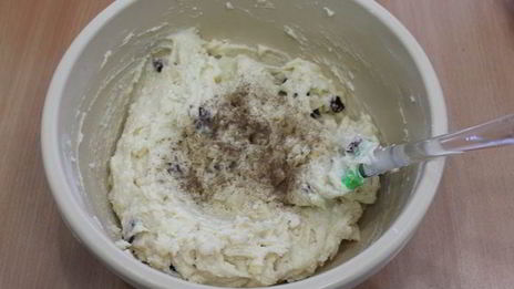 творожный кекс с яблоками и вяленой клюквой