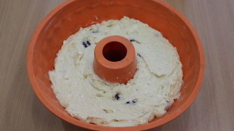 творожный кекс с яблоками и вяленой клюквой