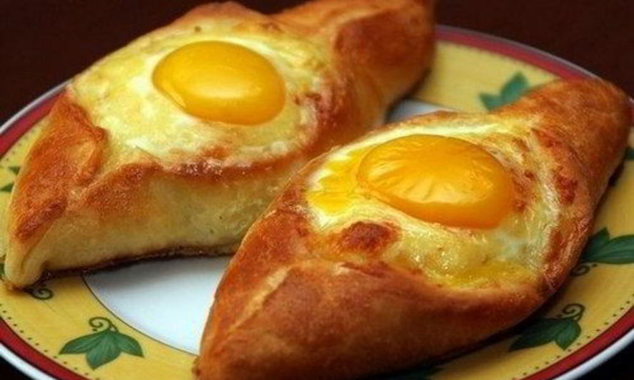 Рецепт грузинские хачапури с яйцом по-аджарски