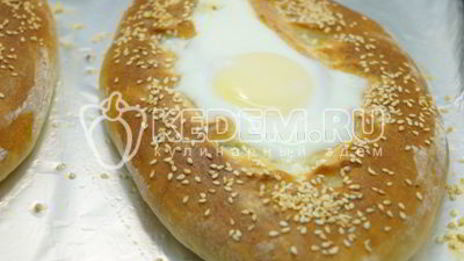 хачапури с брынзой и яйцом