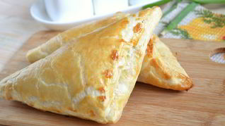 Хачапури с сыром из слоеного теста