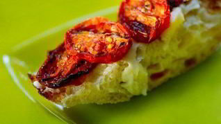 Чиабатта с вялеными томатами, чесноком и петрушкой