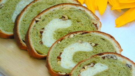 хлеб с чаем матча и грецким орехом