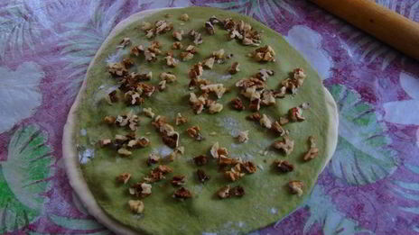 хлеб с чаем матча и грецким орехом