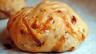 Хлеб с луком и розмарином