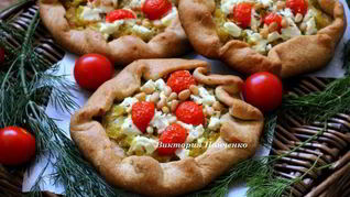 Мини-галеты из цельнозерновой муки с луком-пореем, козьим сыром и кедровыми орехами