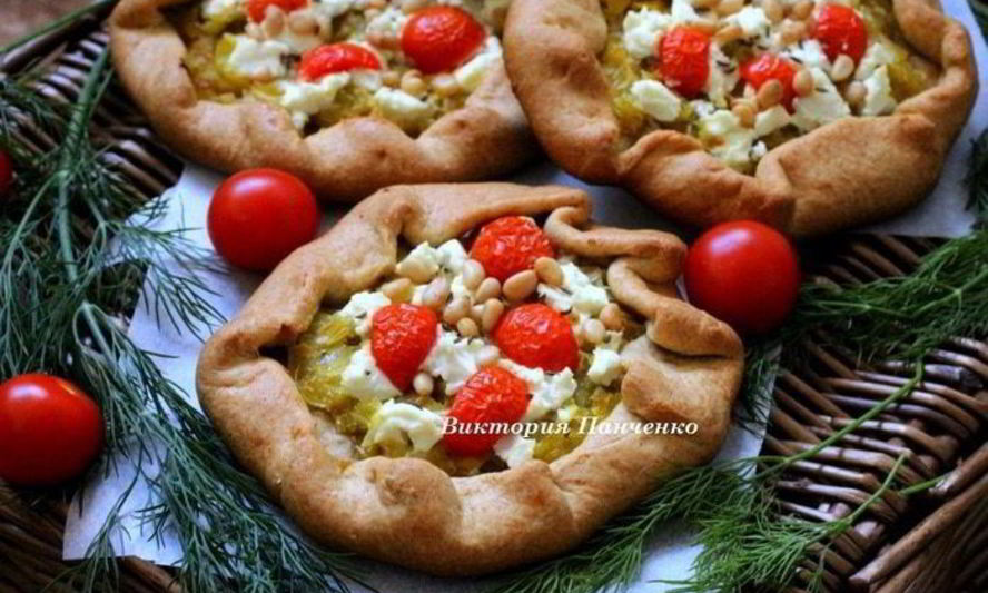 Рецепт мини-галеты из цельнозерновой муки с луком-пореем, козьим сыром и кедровыми орехами