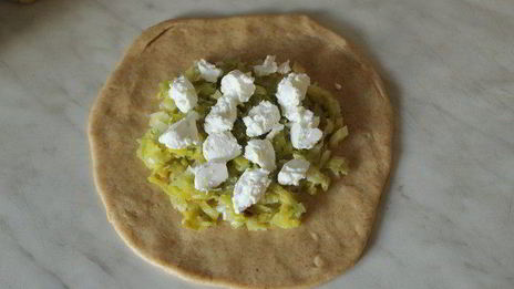 мини-галеты из цельнозерновой муки с луком-пореем, козьим сыром и кедровыми орехами